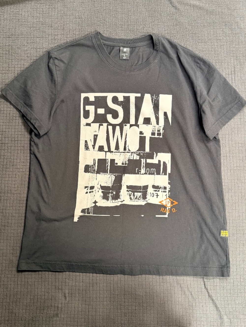 G-Star T-shirt in Black with a big graphic on front. Size: XL